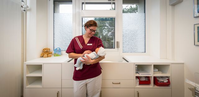 Nach der Ablage kümmert sich sofort eine Hebamme des Bethesda Spitals um das Baby