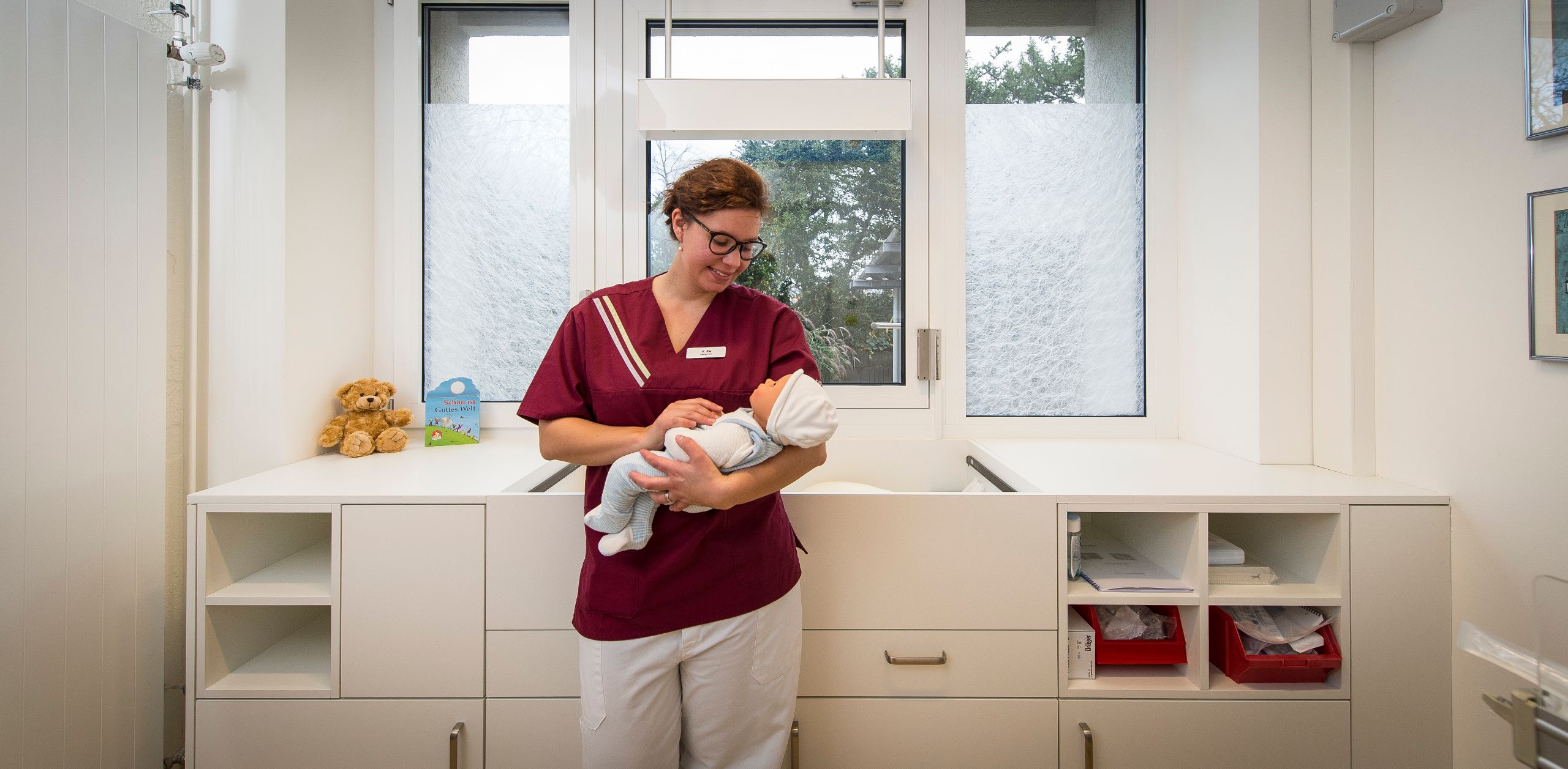 Nach der Ablage kümmert sich sofort eine Hebamme des Bethesda Spitals um das Baby